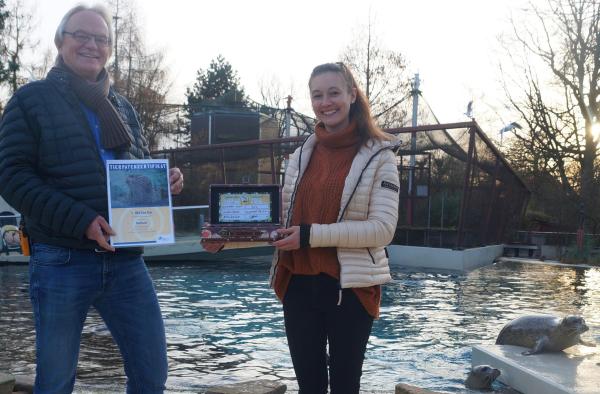 Tierpark + Fossilium Bochum freut sich über sportliche Spende - Seehund-Weibchen „Blue“ als Unterwasserbotschafterin für den NRW Zoo Run