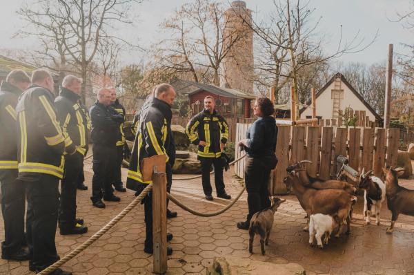 Fortbildung im Zoo: Hilfe für in Not geratene Tiere - Kooperation zwischen Bochumer Feuerwehr und Tierpark nimmt Fahrt auf