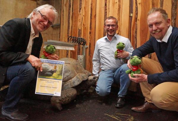 Zwei Bochumer Urgesteine: Wohnungsbaugenossenschaft GWV unterstützt Riesenschildkröte im  Tierpark + Fossilium Bochum 